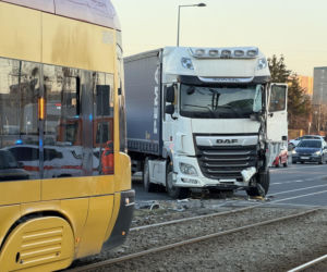 Koszmarny piątek w Warszawie! Zderzenie ciężarówki z tramwajem i potrącenie pieszego. Wielu rannych
