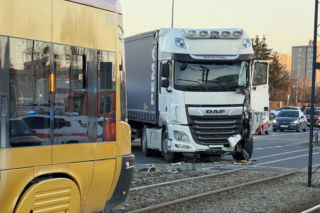 Koszmarny piątek w Warszawie! Zderzenie ciężarówki z tramwajem i potrącenie pieszego. Wielu rannych