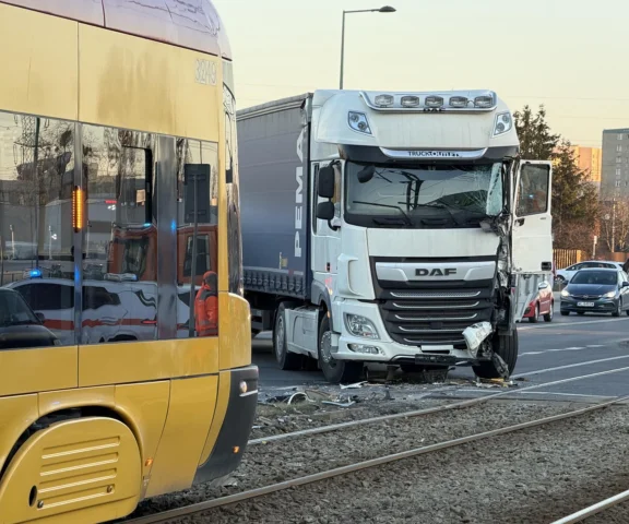 Ciężarówka wjechała w tramwaj. Są ranni