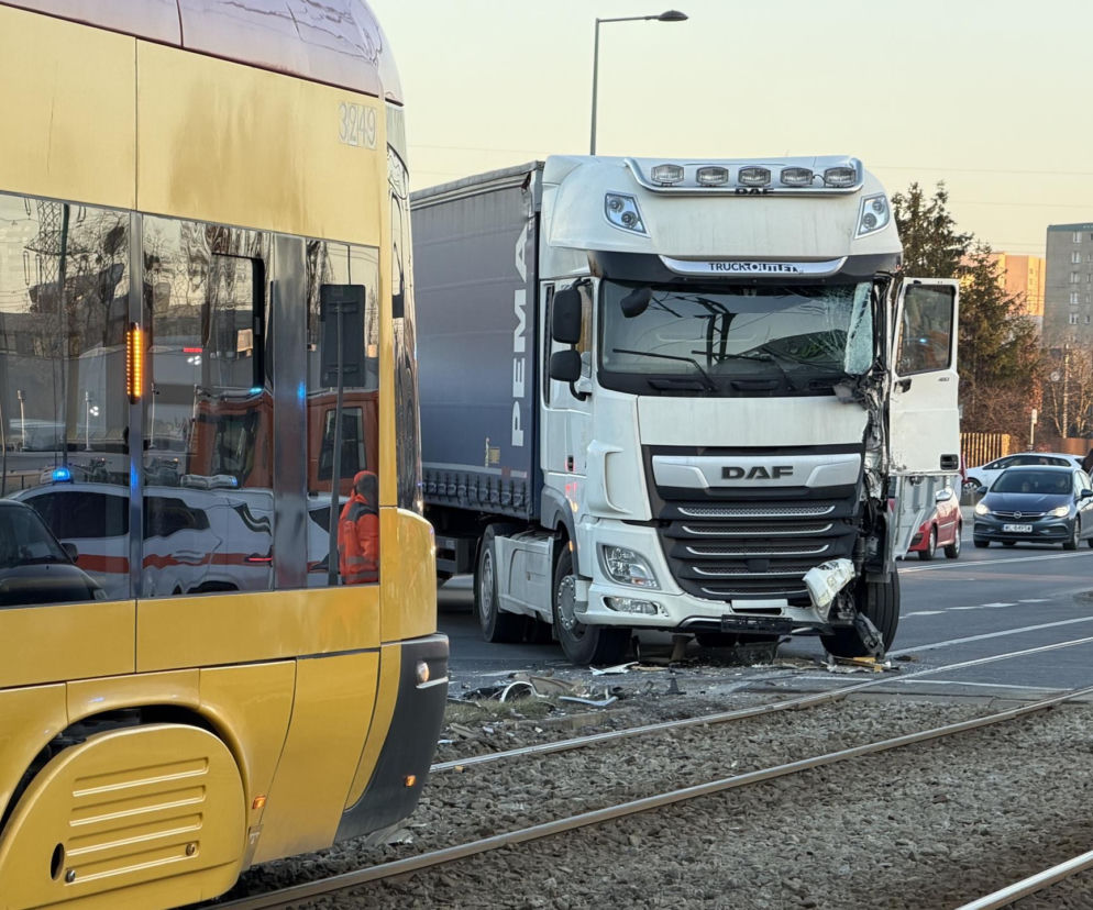 Ciężarówka wjechała w tramwaj i pieszy potrącony na torowisku. Są ranni