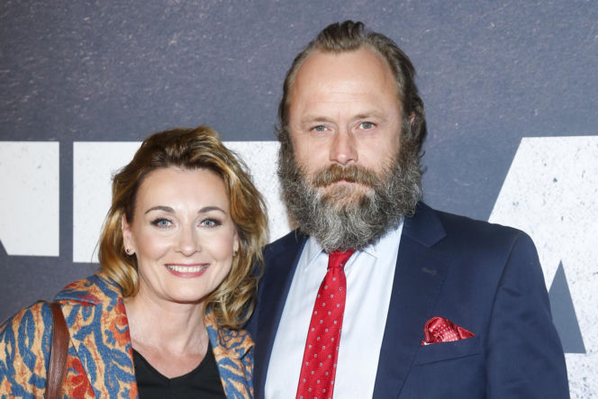 Leszek Lichota dopiero co ogłosił rozstanie. Teraz na czerwonym dywanie pozował u boku pięknej blondynki. To znana stylistka