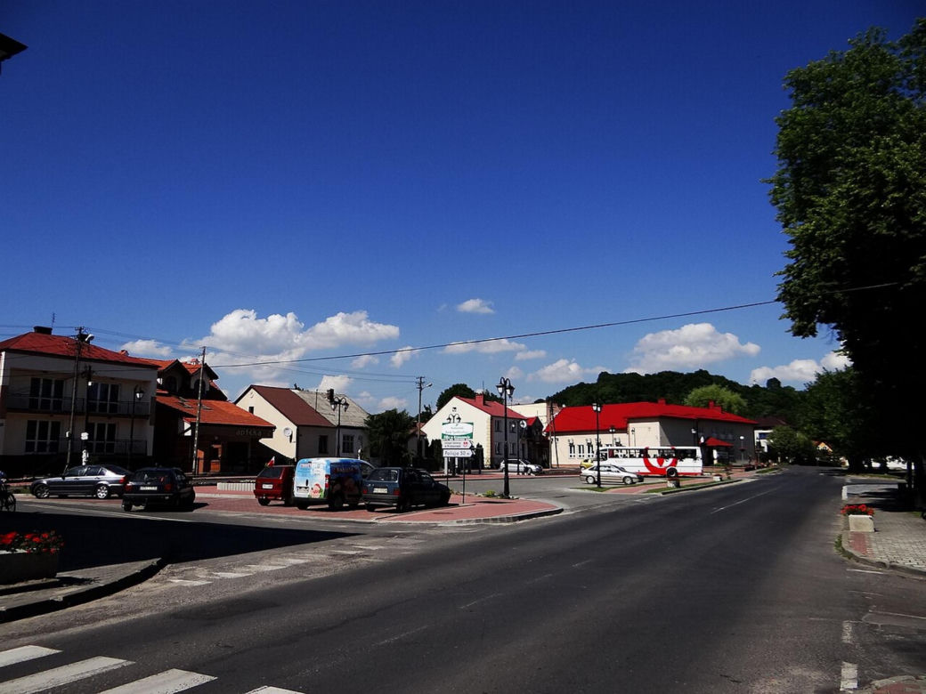 Krzeszów. Uzyskał lokację miejską w 1640 roku, zdegradowany w 1869 roku.