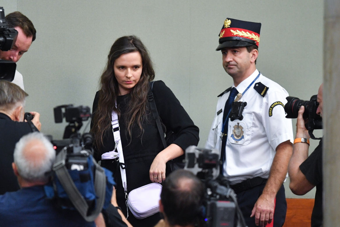 Klaudia Jachira rzuca pieniędzmi w Sejmie