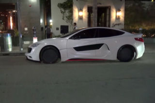 Artysta Will.I.Am jeździ kosmiczną Teslą Model S po tuningu