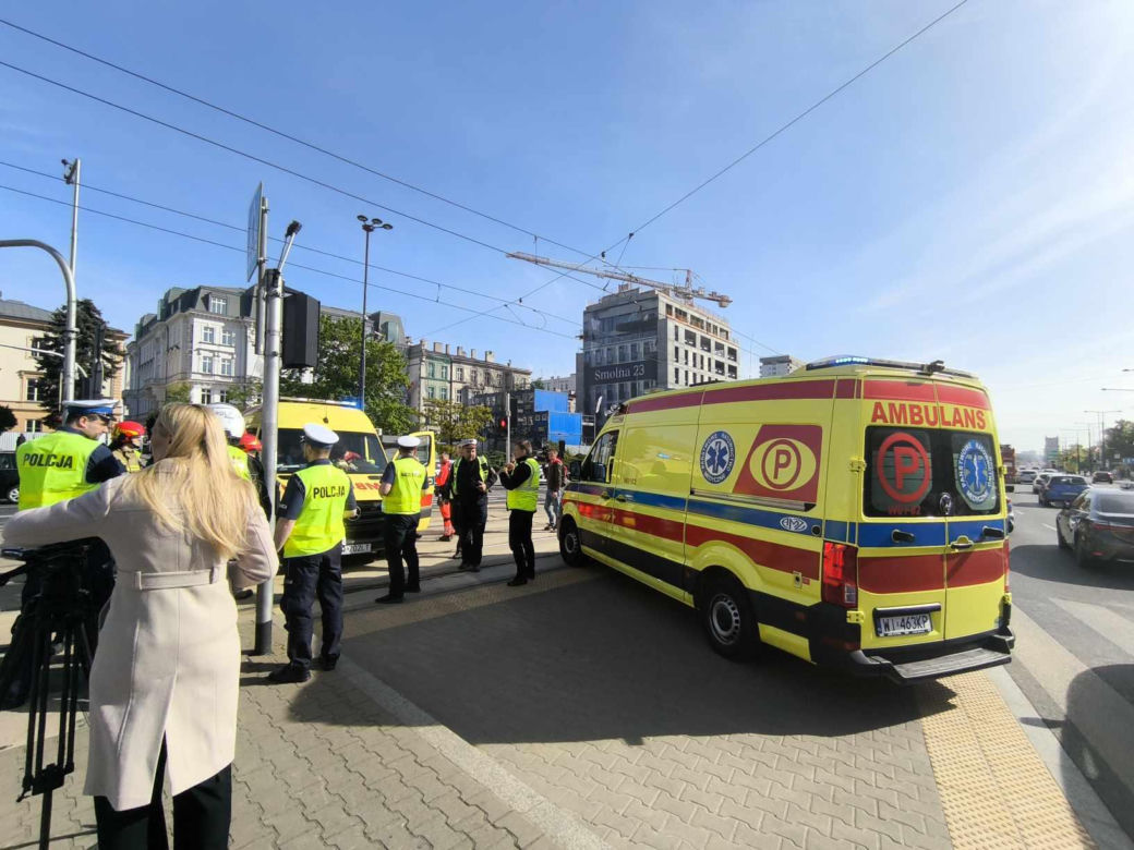 Zderzenie tramwajów w centrum Warszawy. 13 osób rannych, ruch tramwajowy wstrzymany