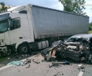 Śmiertelny wypadek na DK78. Osobówka zderzyła się z ciężarówką [ZDJĘCIA]