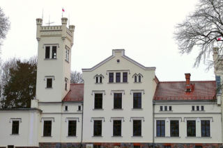 Ta wieś ma ponad 600 lat. Zachował się w niej wyjątkowy neogotycki pałac