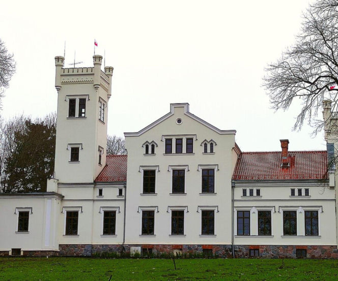 Ta wieś ma ponad 600 lat. Zachował się w niej wyjątkowy neogotycki pałac