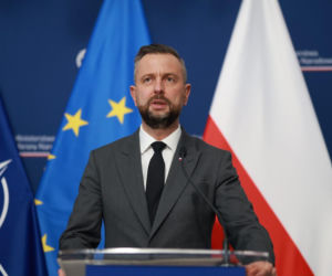 MON odpowiada na ataki hybrydowe. Władysław Kosiniak-Kamysz ujawnia szczegóły walki z dezinformacją o programie SAFE