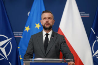 MON odpowiada na ataki hybrydowe. Władysław Kosiniak-Kamysz ujawnia szczegóły walki z dezinformacją o programie SAFE