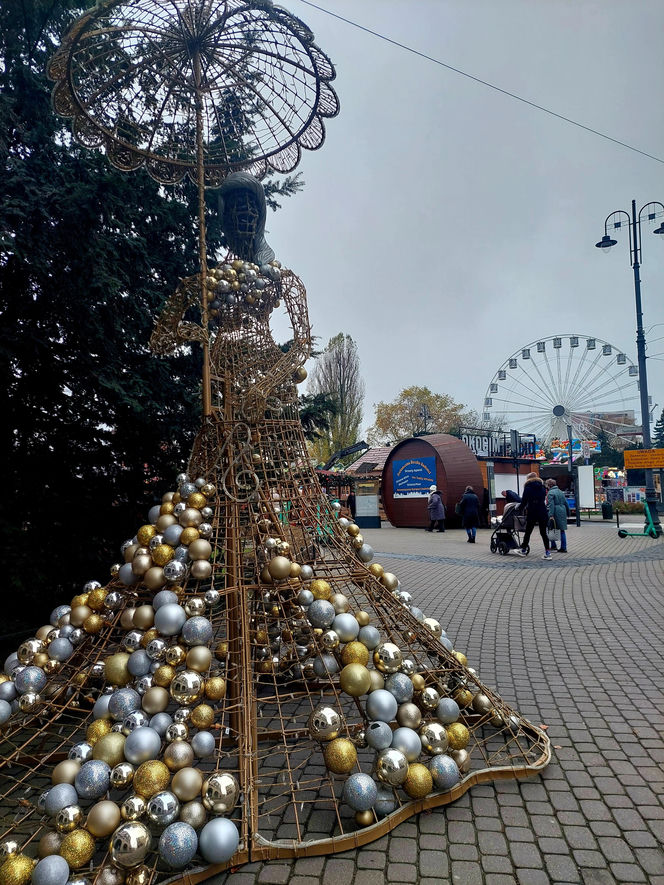 Choinka stoi. Most Staromiejski się stroi. Bydgoszcz rozbłyśnie już 21 listopada 2025. Rusza Bydgoski Jarmark Świąteczny