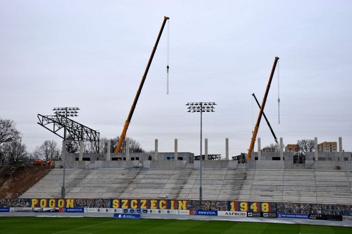 Pierwsze elementy dachu na stadionie w Szczecinie