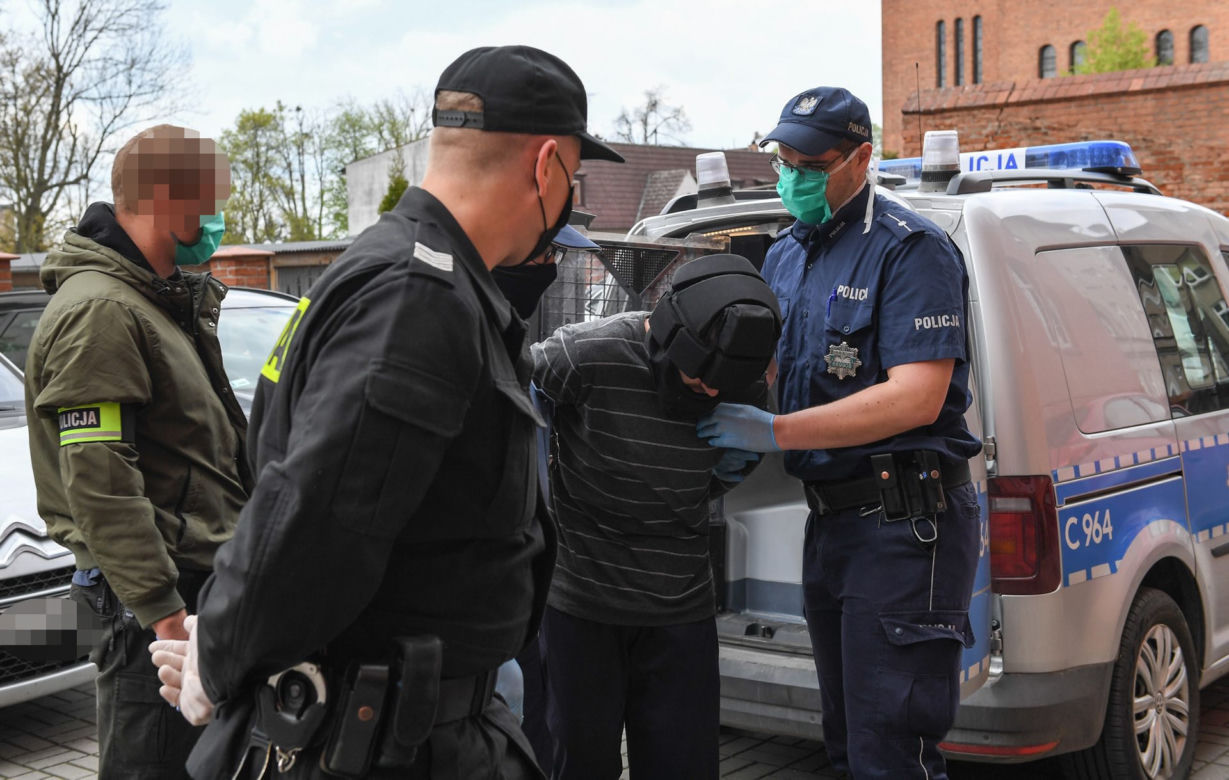 Makabryczne morderstwo w Dąbrówce. Artur C. zasztyletowany przed domem