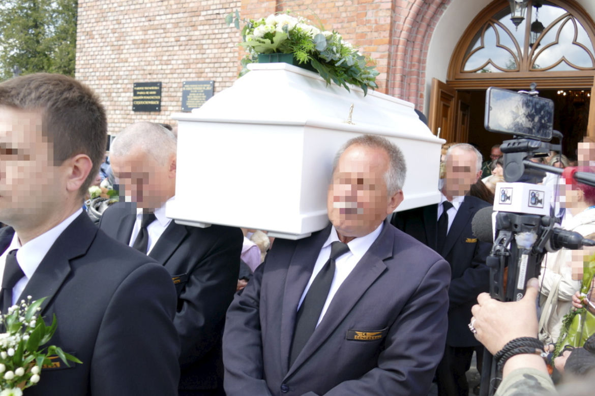 Trumna zjechała w dół, baloniki wzbiły się do nieba. Pogrzeb Kamilka z Częstochowy