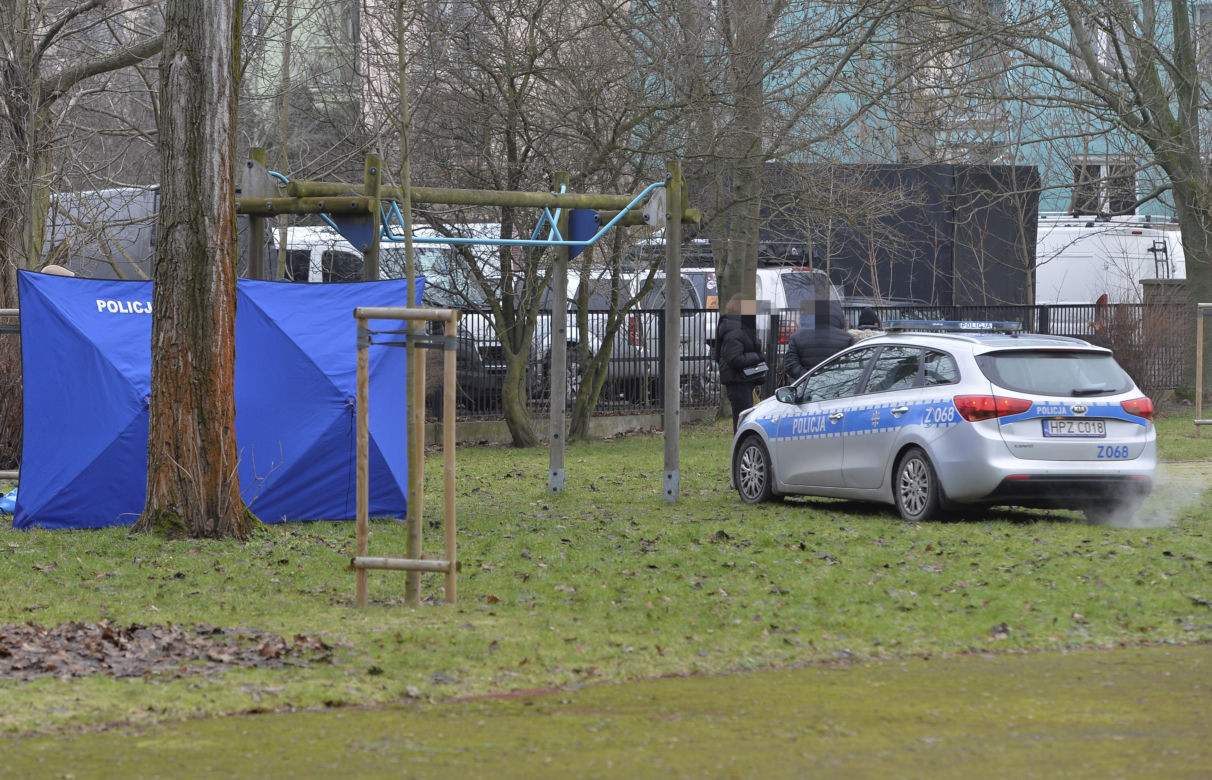 Tragedia na Mokotowie. Zwłoki młodziutkiej kobiety na szkolnym boisku