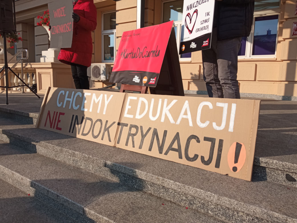 „Rząd przygotowuje sobie ciemnotę, którą łatwiej rządzić”. #Kartka do Czarnka w Rzeszowie. 