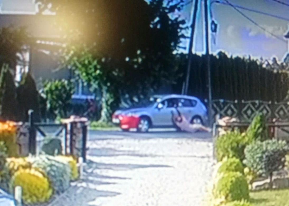 Ciągnął pana Romana za autem przez kilometr! Policja zatrzymała kierowce mazdy
