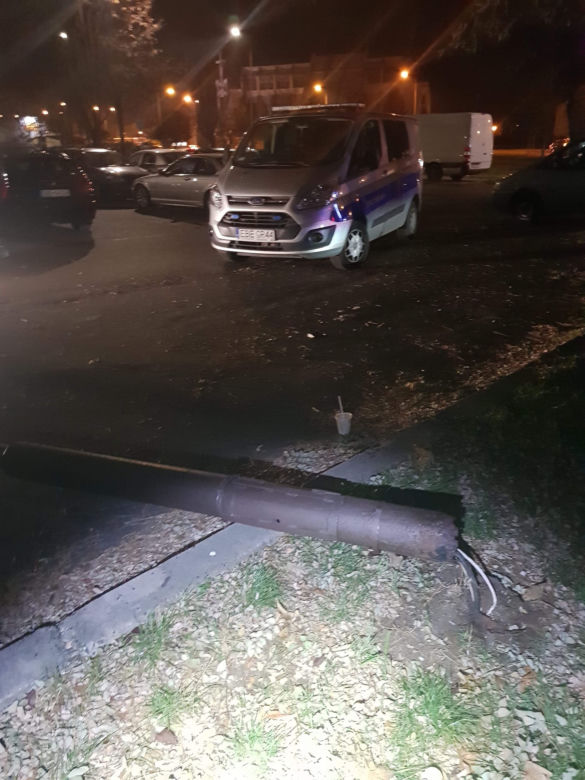 Na osiedlowym parkingu runęła latarnia! Jak sprawę komentują urzędnicy?