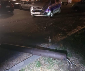 Na osiedlowym parkingu runęła latarnia! Jak sprawę komentują urzędnicy?
