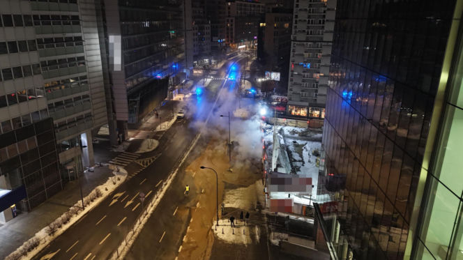 Gorąca chmura spowiła centrum Warszawy. Wielka dziura na środku ulicy. Co się stało?!