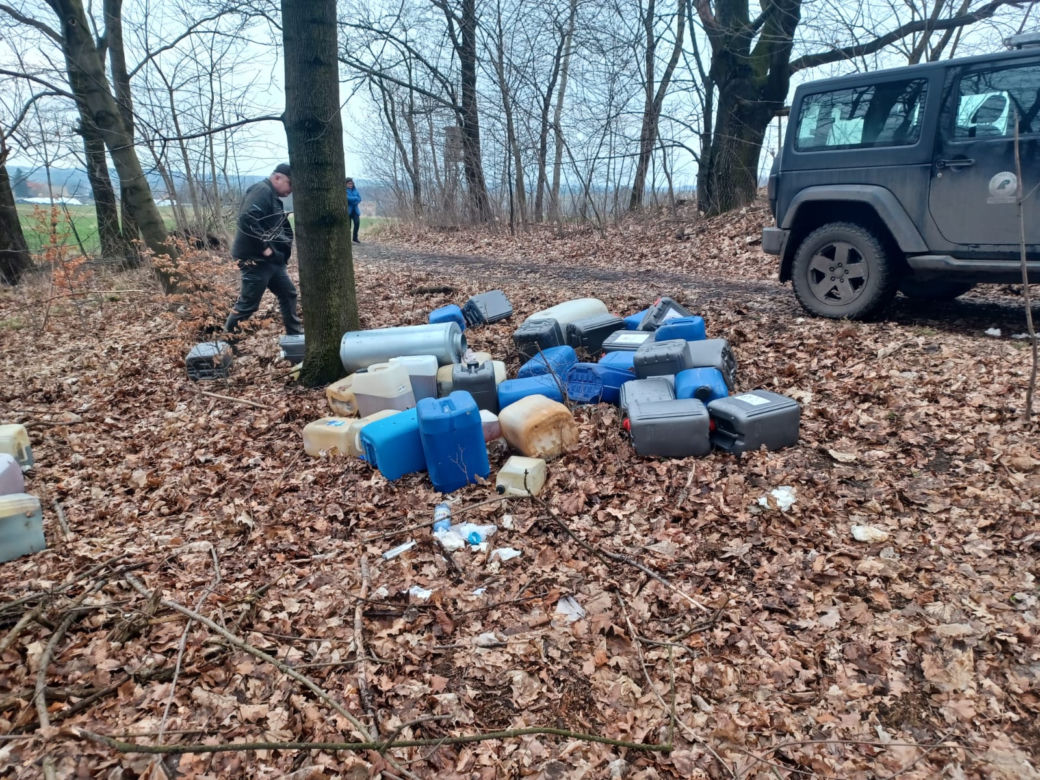 W lesie w Zbrosławicach znaleziono pojemniki z nieznaną substancją
