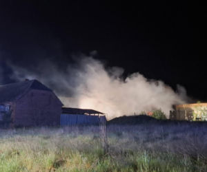 Groźny pożar budynku w Teklimyśli. Tuż przy nim była stodoła ze słomą