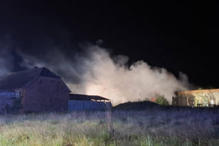Groźny pożar budynku w Teklimyśli. Tuż przy nim była stodoła ze słomą