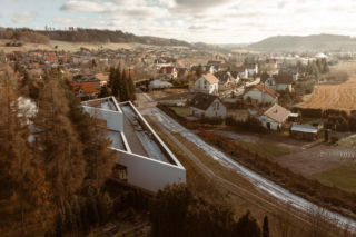 Dolnośląskie Yin Yang: biały trójkąt w Czarnym Borze. Nowy budynek żłobka „dąży do architektonicznej równowagi”