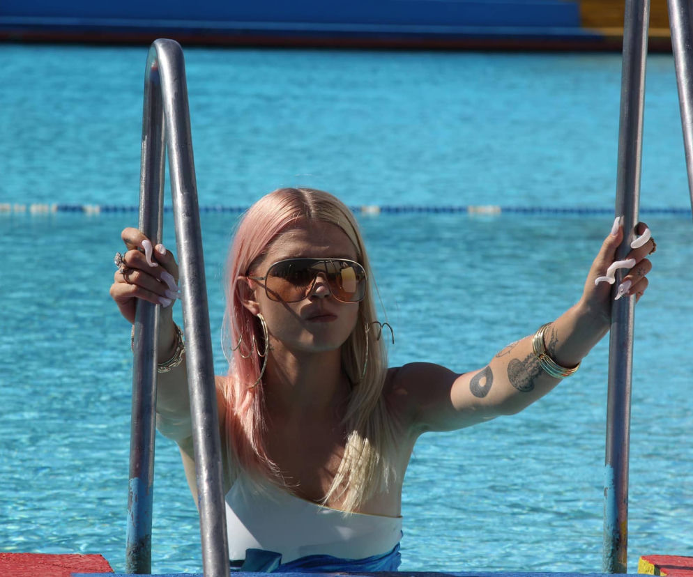 Margaret rapuje na basenie w Sosnowcu [ZDJĘCIA Z KLIPU]