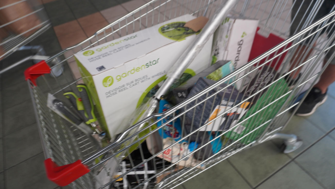 Tajemnicze wózki w Auchan w Olsztynie. Sprawdziliśmy, co było w środku. Zobacz zdjęcia!