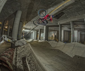 Szalał na BMX w tunelu pod dnem Wisły