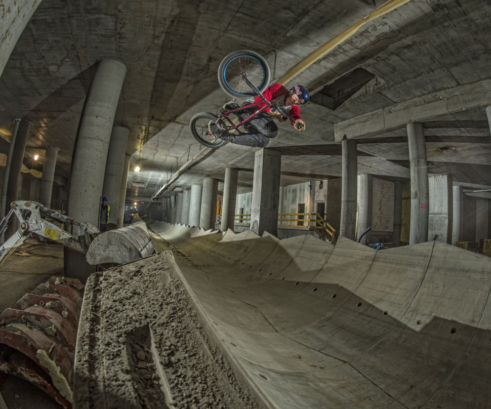 Szalał na BMX w tunelu pod dnem Wisły