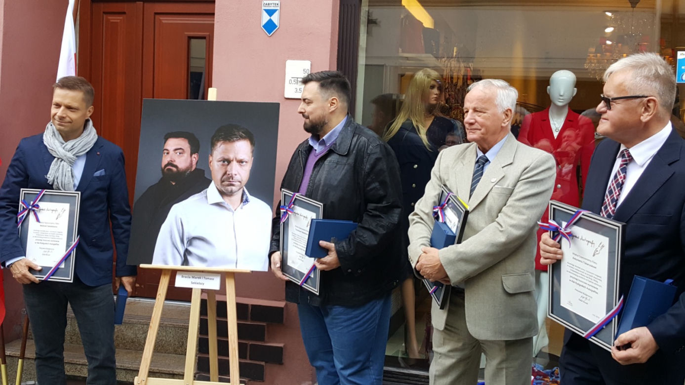 Nowe autografy na ul. Długiej! Swoje podpisy odsłonili bracia Sekielcy, Jan Rulewski i Antoni Tokarczuk [ZDJĘCIA, WIDEO]