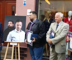 Nowe autografy na ul. Długiej! Swoje podpisy odsłonili bracia Sekielcy, Jan Rulewski i Antoni Tokarczuk [ZDJĘCIA, WIDEO]