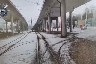 Obraziła się na motorniczego i zablokowała ruch! Usiadła na torach, wstała i zaczęła iść przed tramwajem