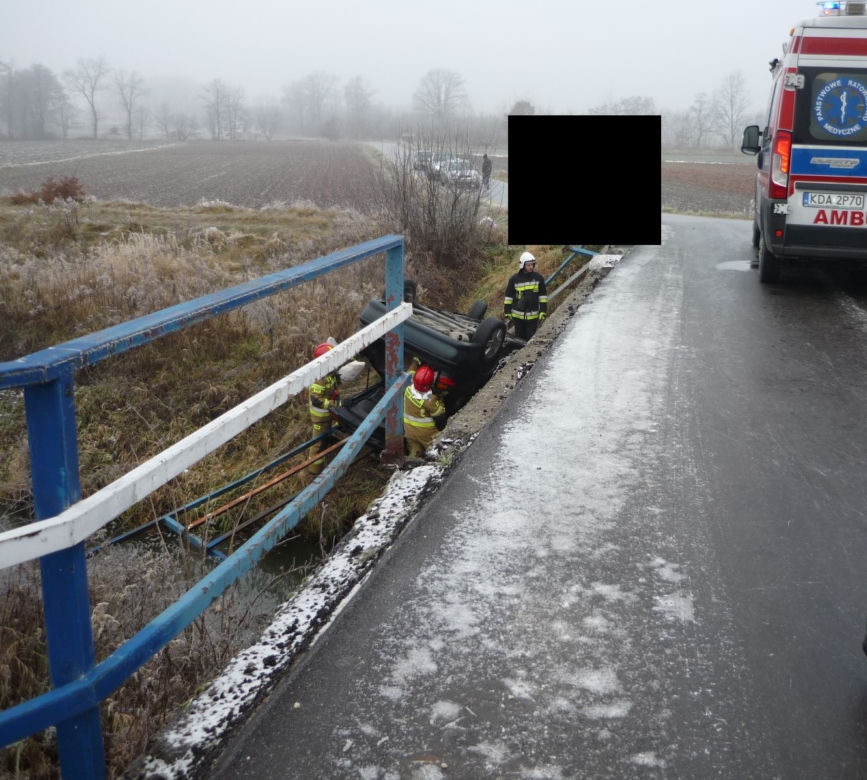 Małopolska. Samochód spadł z mostu i dachował przy rzece. Dziecko trafiło do szpitala