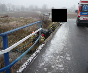 Małopolska. Samochód spadł z mostu i dachował przy rzece. Dziecko trafiło do szpitala