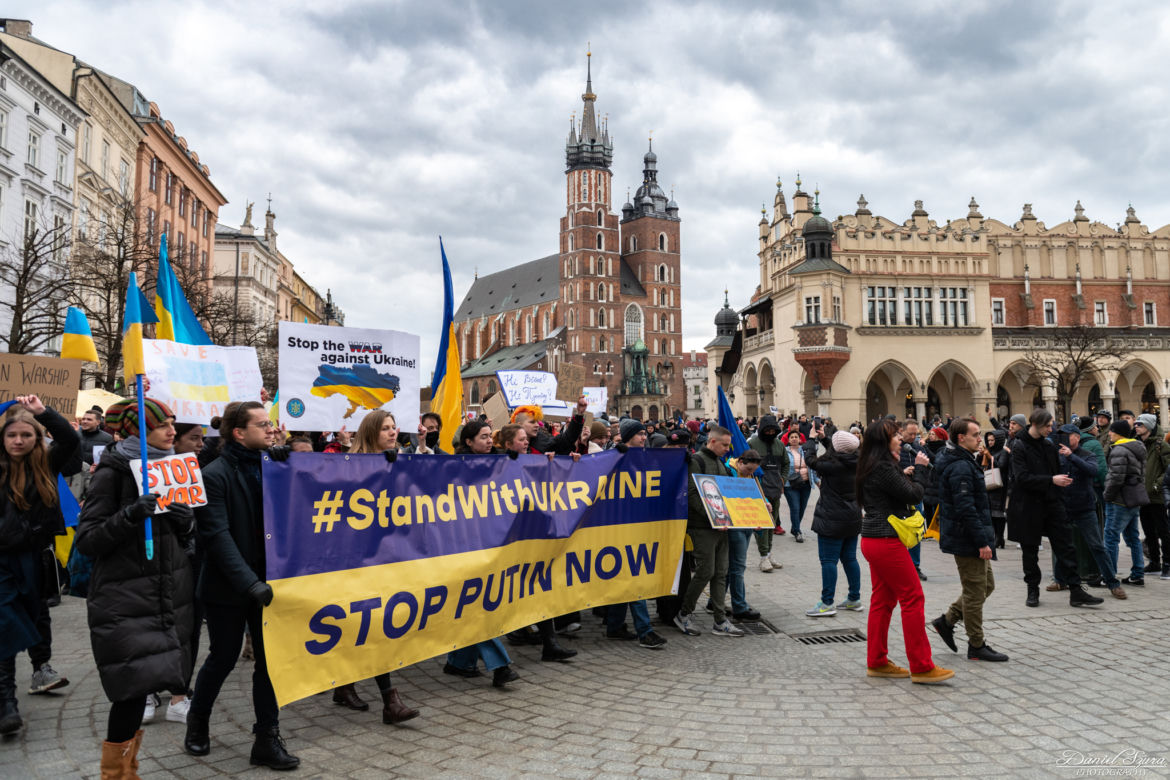 Kraków solidarny z Ukrainą! Wielka manifestacja na Rynku Głównym [ZDJĘCIA]