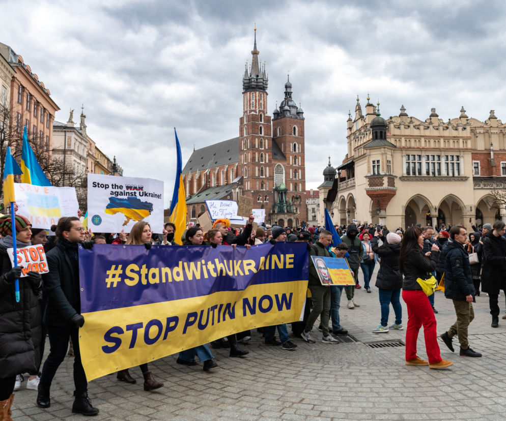 Kraków solidarny z Ukrainą! Wielka manifestacja na Rynku Głównym [ZDJĘCIA]