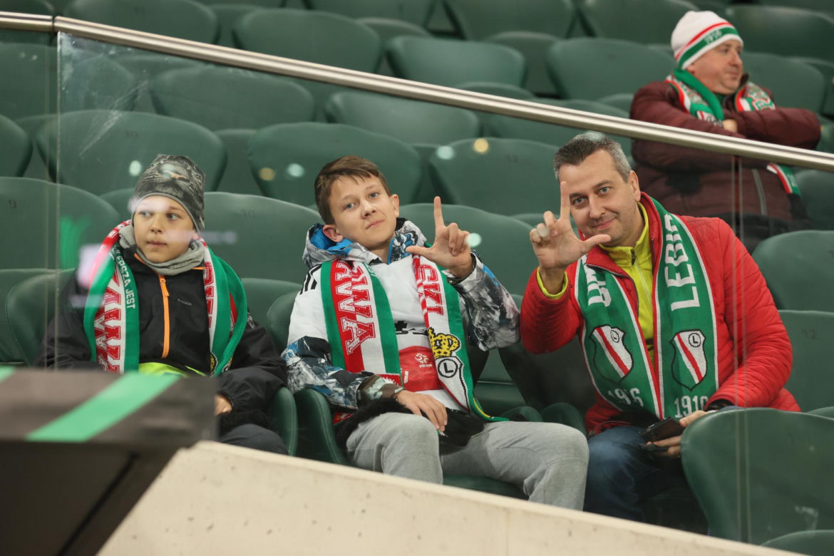 Kibice na trybunach Legii Warszawa na meczu z Dinamem