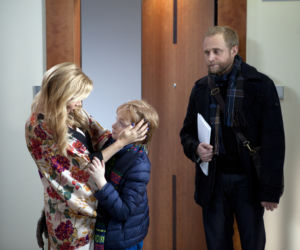 Sama słodycz odcinek 2. Fryderyk (Piotr Adamczyk), Staś (Olaf Marchwicki), Marta (Roma Gąsiorowska)