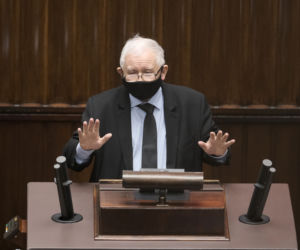 Kaczyński ogląda na tablecie oprawę Legii