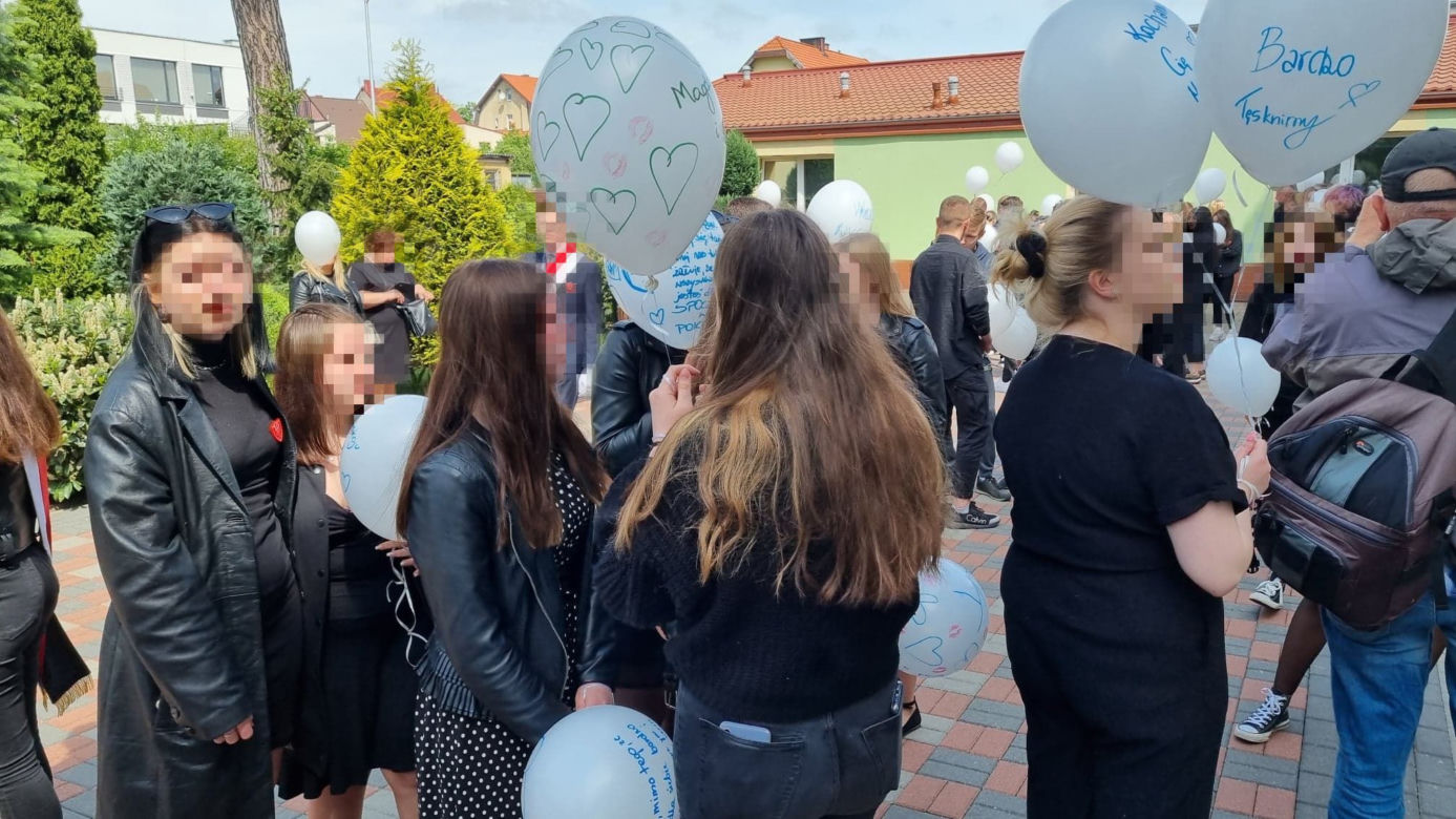 Koledzy żegnają swoją Madzię. "Cześć Jej pamięci!". Łzy, rozpacz i niezrozumienie. Nie tak miał wyglądać koniec roku szkolnego [ZDJĘCIA]