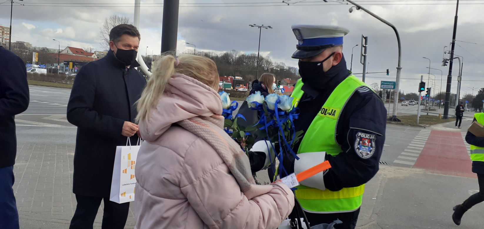Kobiety dostawały róże zamiast mandatów