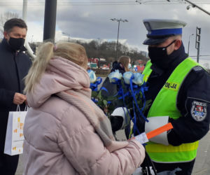 Kobiety dostawały róże zamiast mandatów