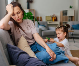 Drażni cię dotyk własnego dziecka? To może być syndrom 'touched out'