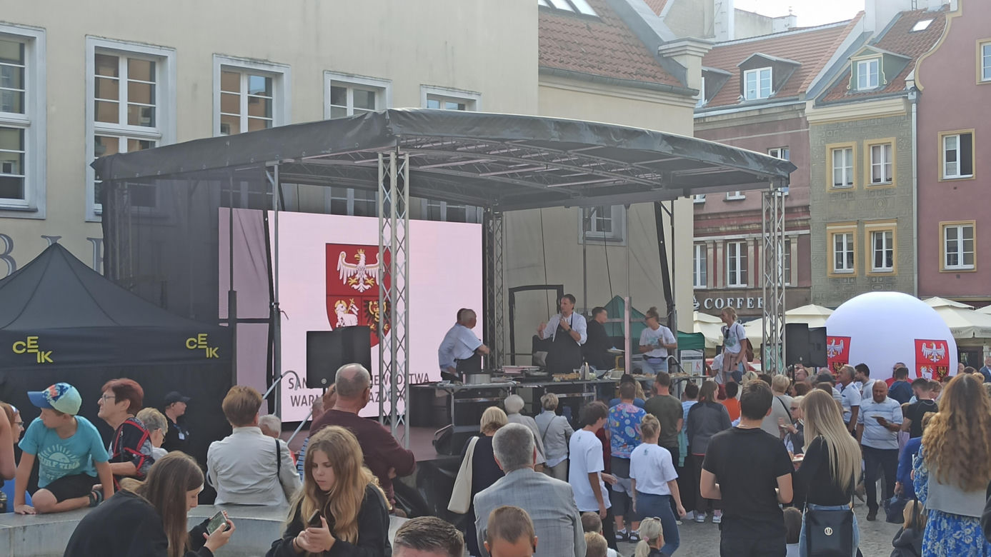 Tłumy na Starym Mieście w Olsztynie. Mieszkańcy świętowali 25-lecie samorządu Warmii i Mazur [ZDJĘCIA]