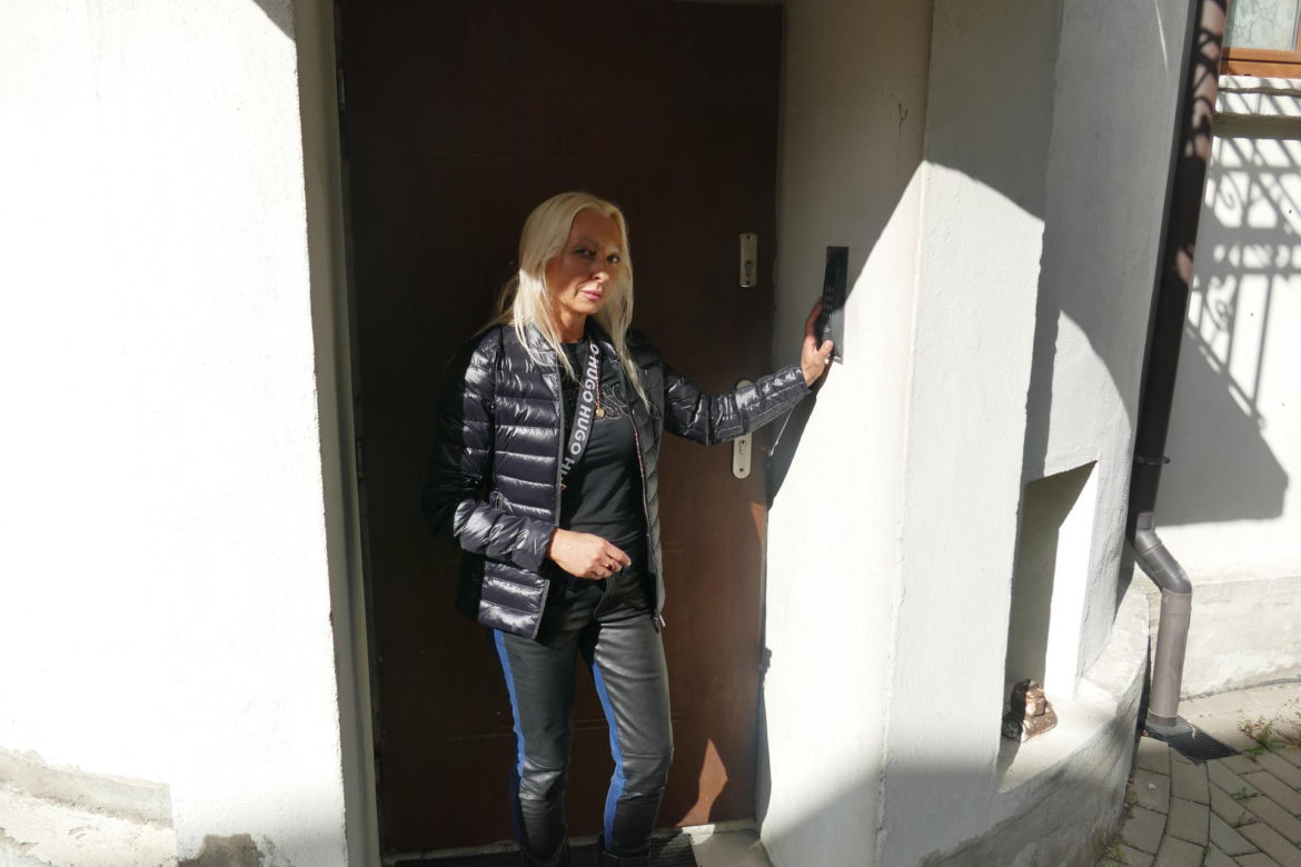 Bandzior napadł panią Natalię i zaczął ją dusić. Kobieta pogoniła drania