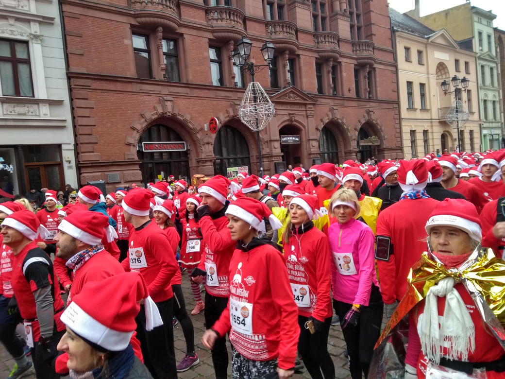 Piękny Festiwal Biegów Świętych Mikołajów Fabryki Cukierniczej Kopernik