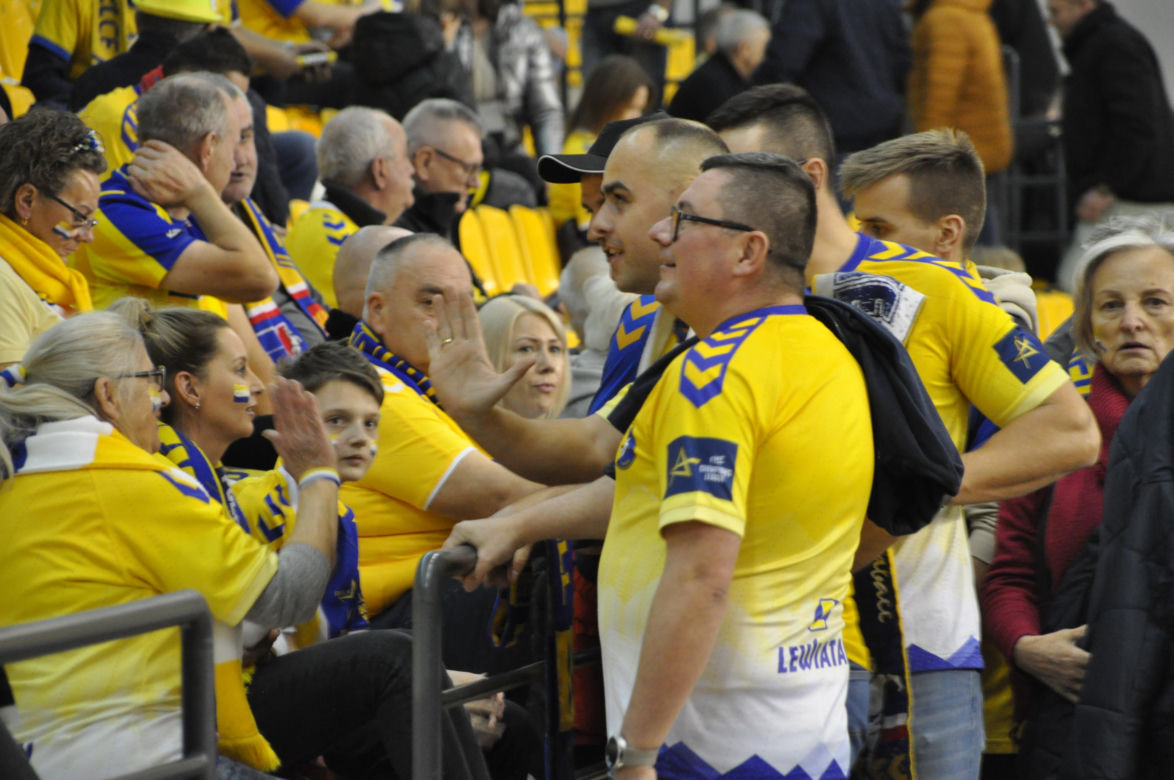 Industria Kielce - Orlen Wisła Płock. Zdjęcia kibiców na trybunach